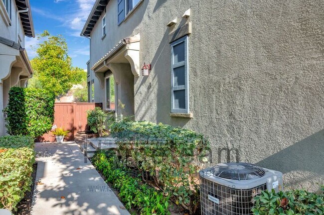 Building Photo - 263 Aventura Dr