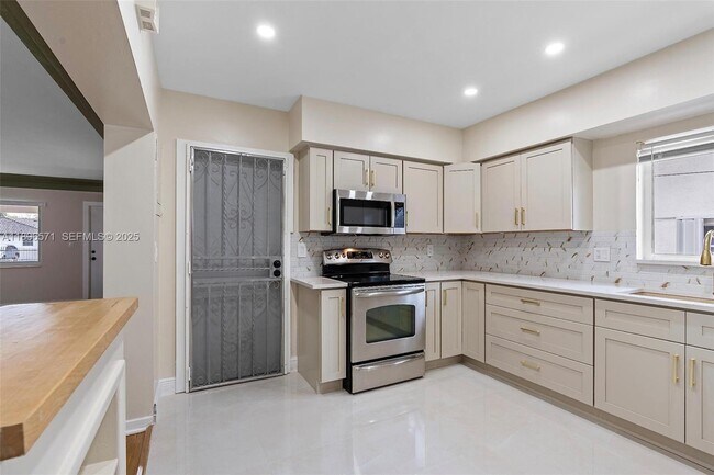 Building Photo - 1221 NW 34th Ave