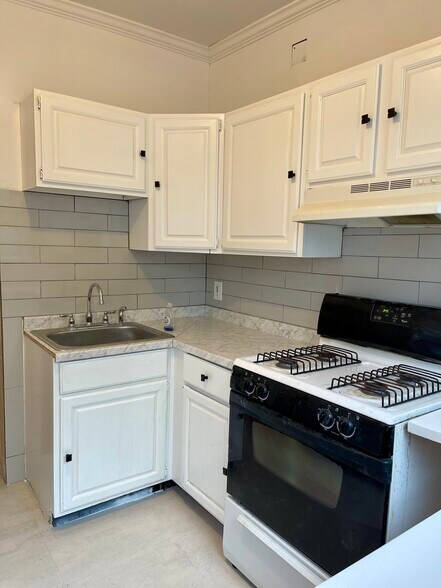 Kitchen - 3020 Kenyon Ave