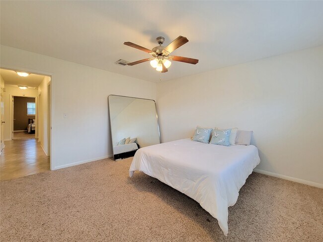 Building Photo - 2115 Forest Oaks Dr