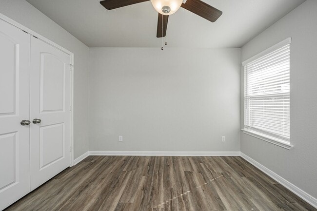 Building Photo - 517 Fallbrook Dr