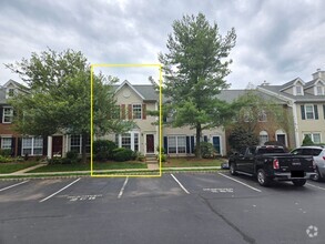 Building Photo - Everything you deserve: spacious, updated ...