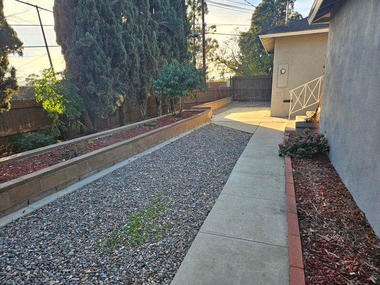 Building Photo - 9966 Glencrest Cir