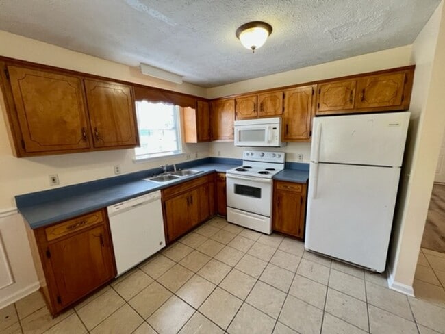 Building Photo - 2 Bed/1.5 Bath Towhome on Cul-De-Sac, *Backyard Privacy Fence*