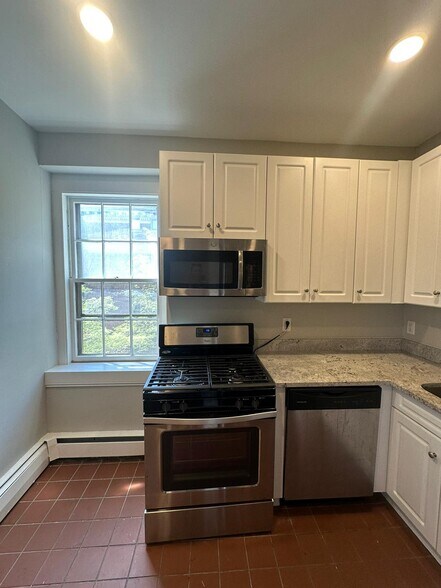 Building Photo - 604 Chapel St