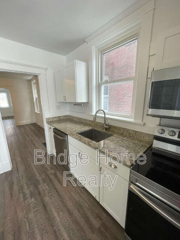 Building Photo - 136 S Spring Ave