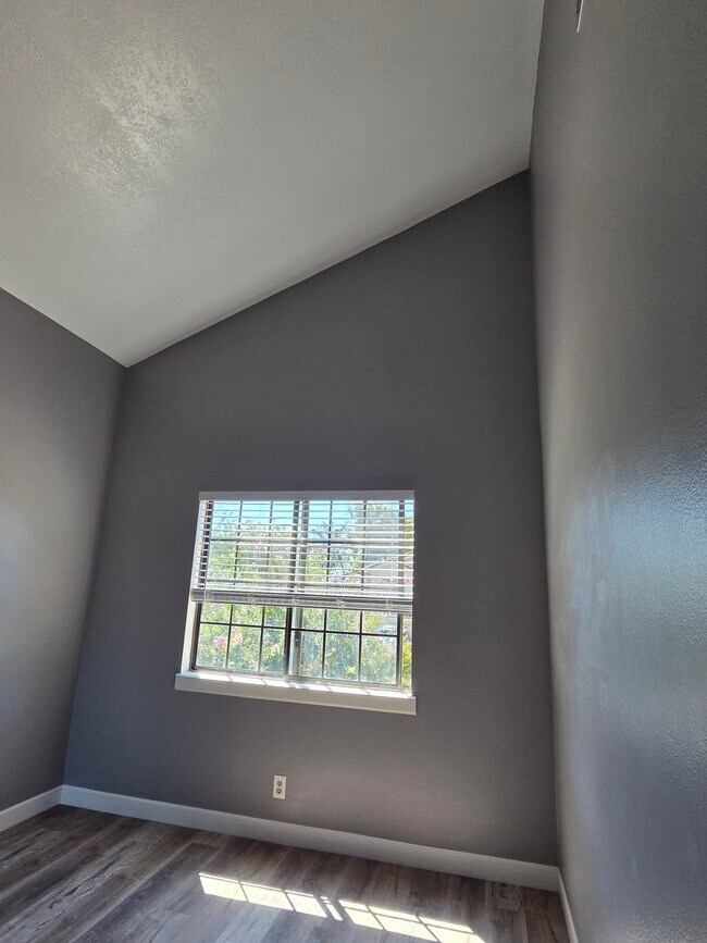 Building Photo - 2721 Ivanhoe Ave