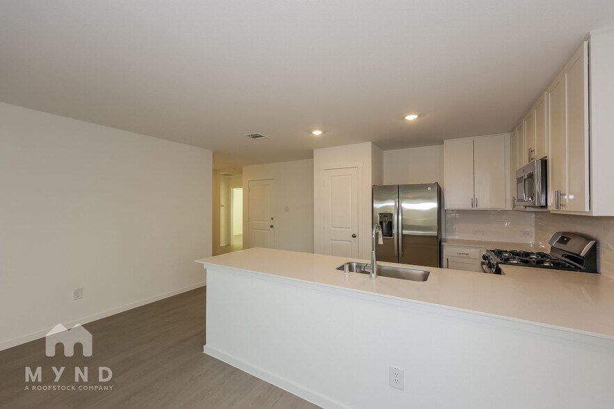 Building Photo - 2700 Ctr Crk Ln