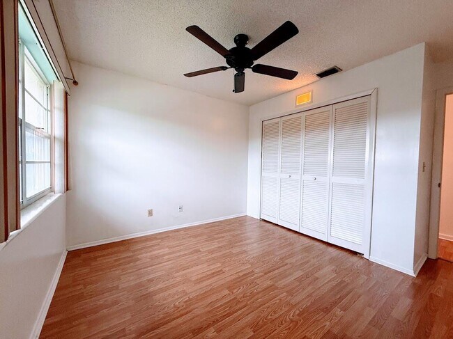 Building Photo - 1845 Robalo Dr