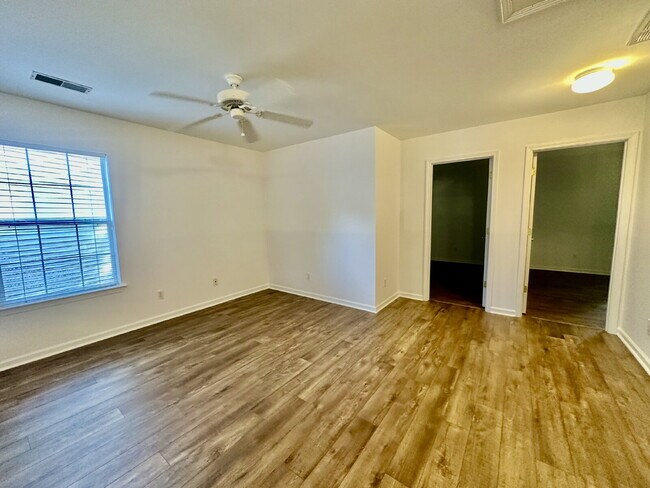 Building Photo - Four Bedroom, End Unit Townhome in the Farm!
