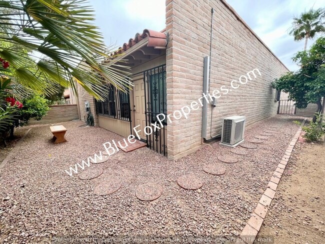 Building Photo - 7876 N Sendero Tres