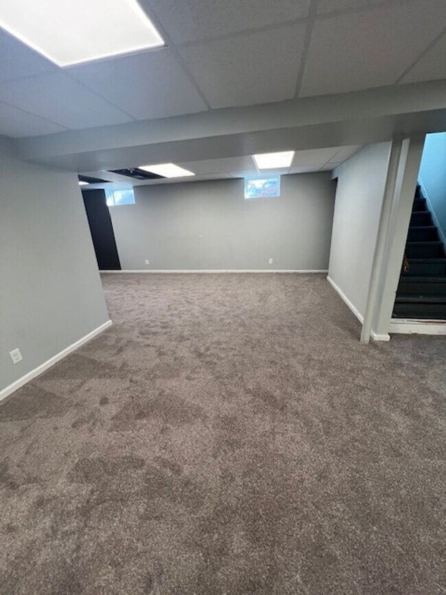 Building Photo - Spacious 4 Bedroom Duplex!!