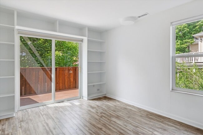 Building Photo - Updated & Bright 2BR Condo in Prime Boulde...