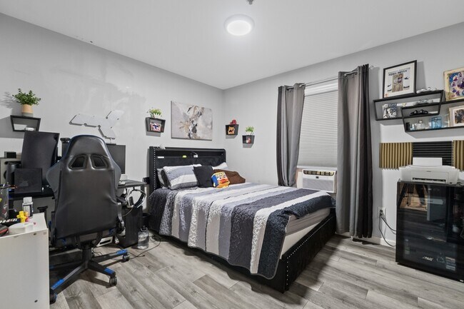 Building Photo - 587 70th St