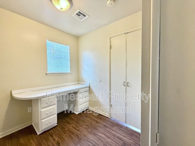 Building Photo - 444 1/2 E Babb Dr