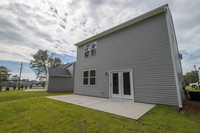 Building Photo - Spacious 4-Bedroom Home - Convenient to Fo...