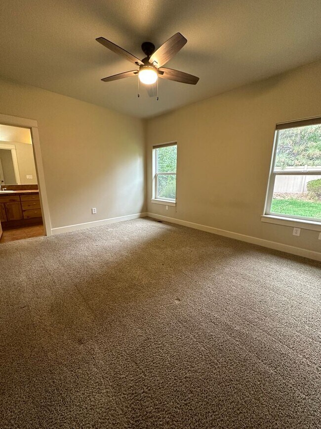 Building Photo - Cozy 3 Bed, 2 Bath Home located on the Eastside of Bend!