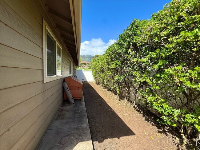 Building Photo - 3 Bedroom / 2 Bathroom Home in Waikapu Gardens!