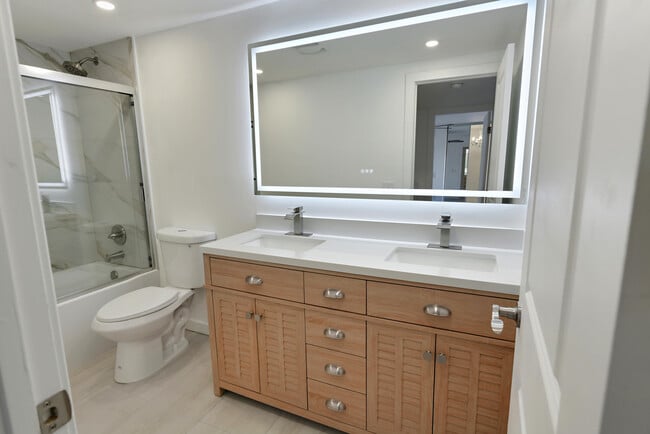 Building Photo - 2018 20th Ct