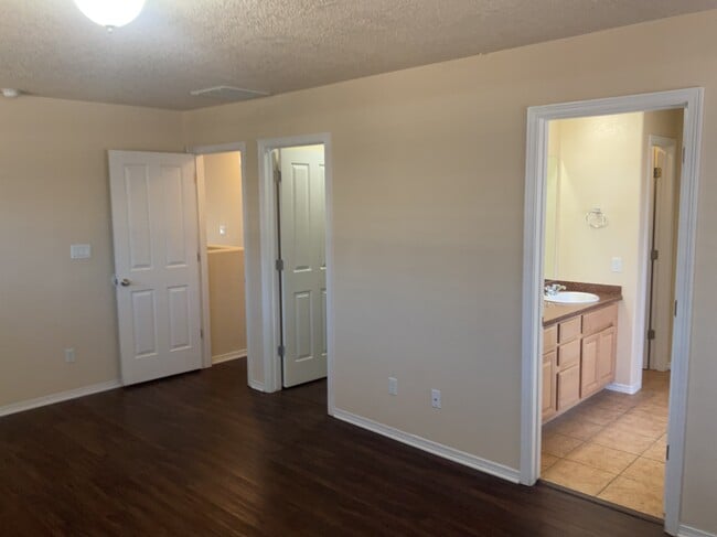 Building Photo - 3635 Buckskin Loop NE