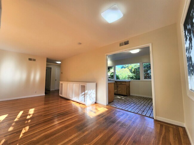 Building Photo - Charming three-bedroom, two-bath home in Midtown Palo Alto.