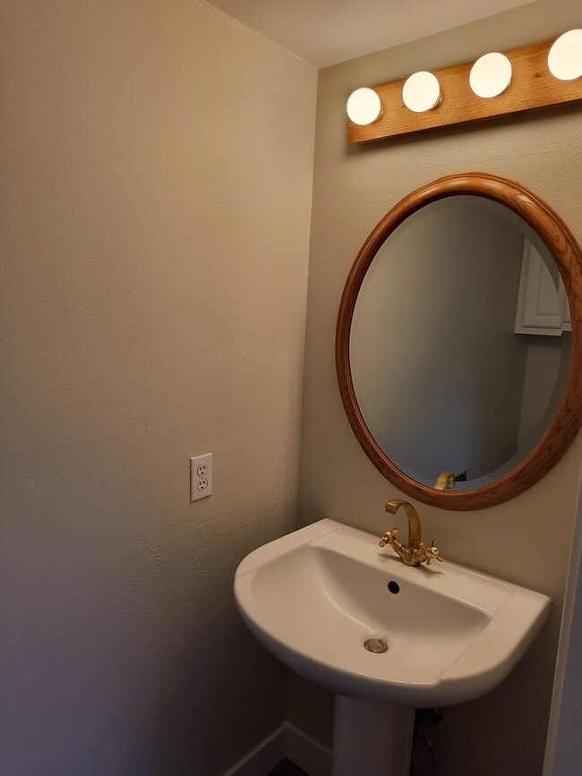 Building Photo - Newley Updated 4 bedroom, 2.5 bathroom Townhome in Citrus Heights!!!