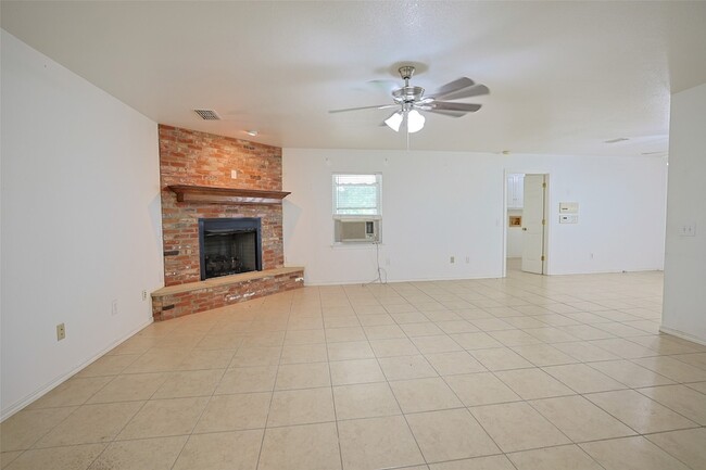 Building Photo - 2550 W Lucas Rd
