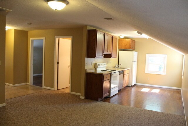 Building Photo - PRE LEASING CENTRALLY LOCATED 2 BED 1 BATH
