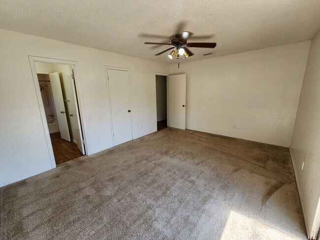 Building Photo - Cozy 2 Bedroom Duplex in Joshua