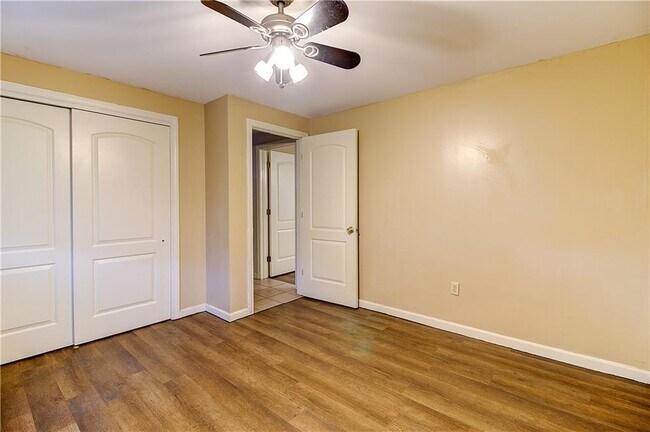 Building Photo - 499 Farmington Ave