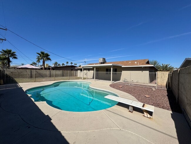 Building Photo - Spacious 4bdm 2Ba Tempe Home with New Kitchen and a Pool!