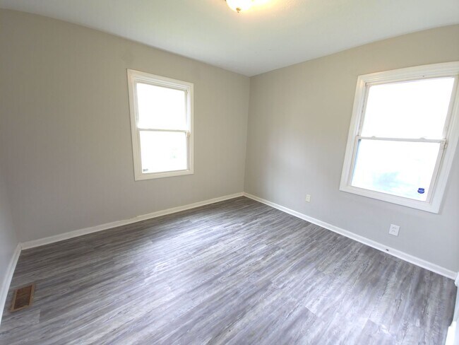 Building Photo - Two bedroom house in Churchill