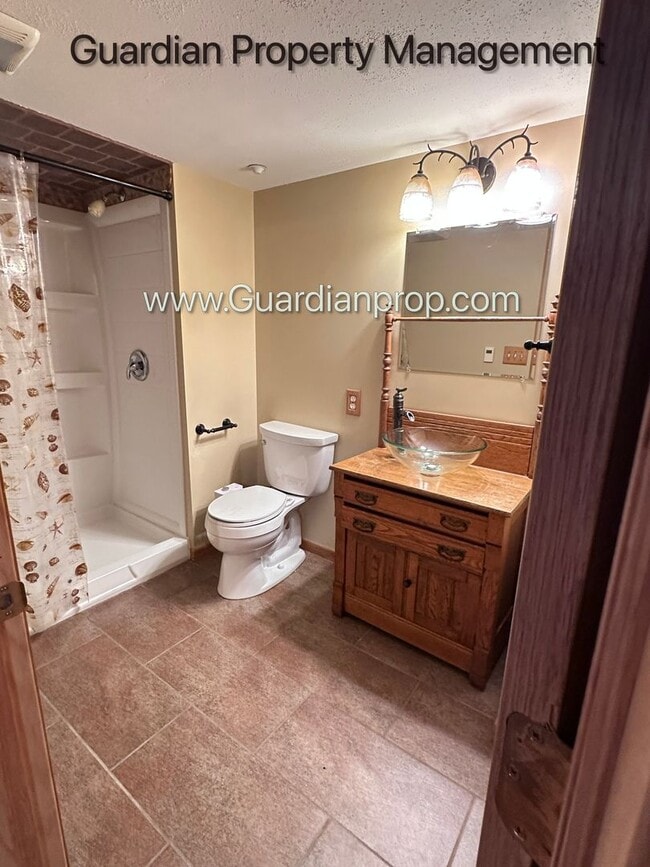 Building Photo - Minnetonka Home, 3 Car Garage, Large Primary, Updated Kitchen, Patio