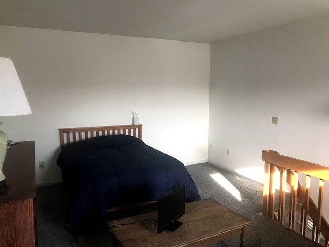 Building Photo - 1 Bedroom/ 1 Bath Apartment