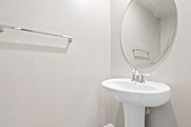 Building Photo - Gorgeous Tri-Level Townhome with Attached ...
