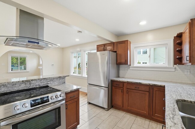 Building Photo - 270 S Cypress Ave