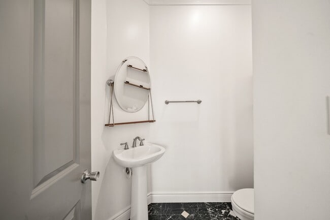 Building Photo - 1902 Greenwich Pl Dr