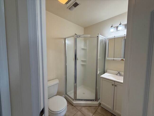 Building Photo - Modern New Luxury Temple Apartments