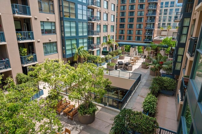Building Photo - Top Floor Condo in the Gaslamp District!