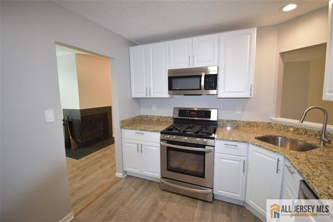 Building Photo - 49 Farnham Square