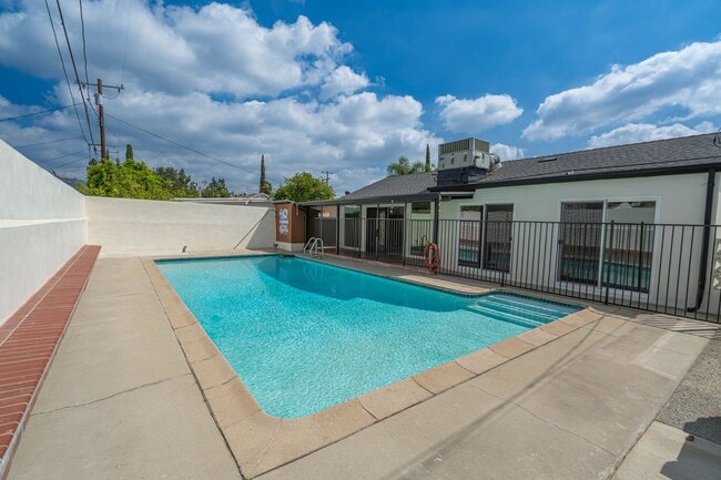 Building Photo - Single-Story 3-Bedroom Pool Home with RV P...