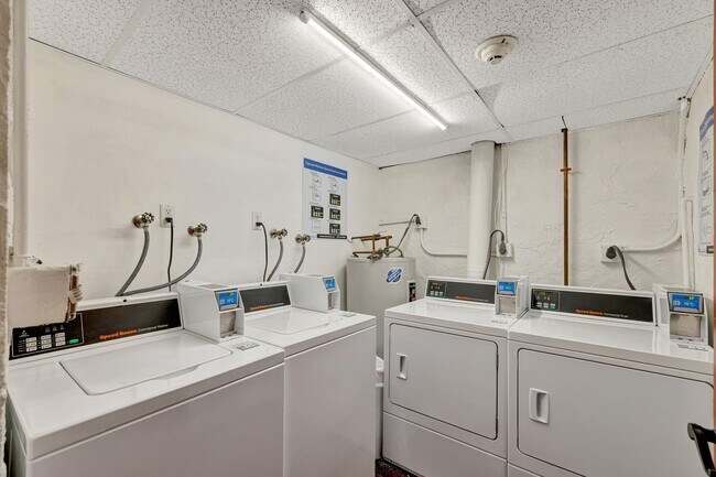 Building Photo - 3004 NE 5th Terrace