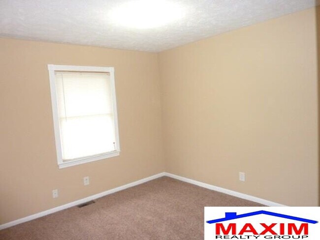 Building Photo - Move-in special offer!!!  Huge house - over 2,200 sqft convenient location and private backyard $...