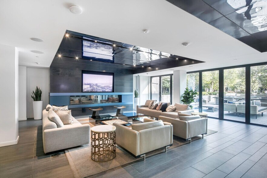 Building Photo - 690 Long Bridge St