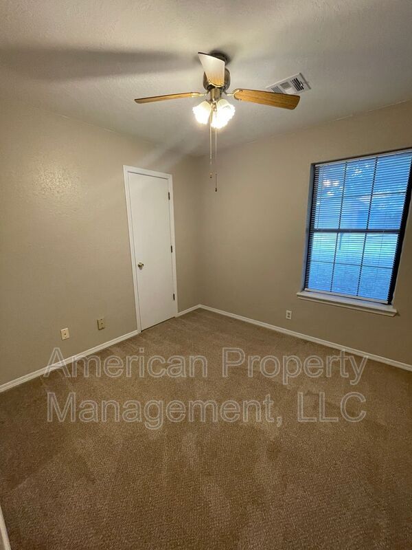 Building Photo - 9804 N 107th E Ave