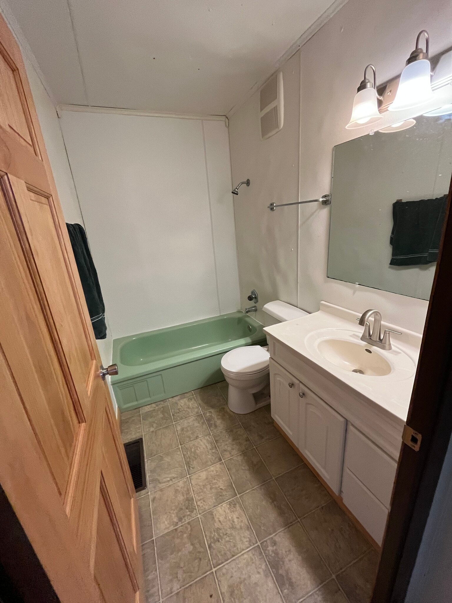 Building Photo - 908 Maple Grove St