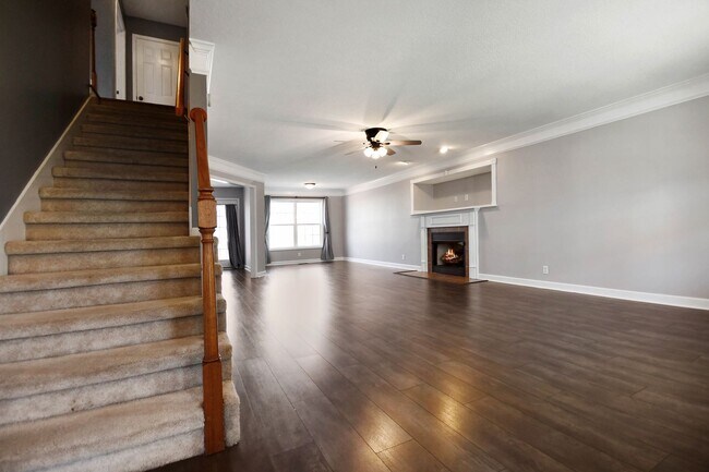 Building Photo - Pet Friendly Three Bedroom with Bonus!