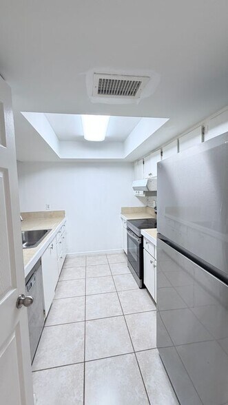 Building Photo - 148 Cypress Way E