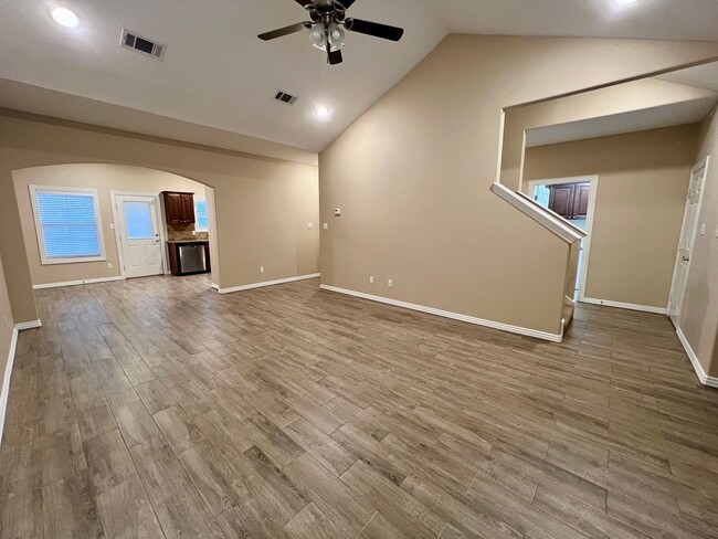 Building Photo - 3 Bedroom/2.5 Bathroom Townhome with Fence...