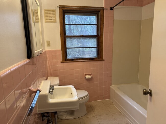 Building Photo - 63 Vera St